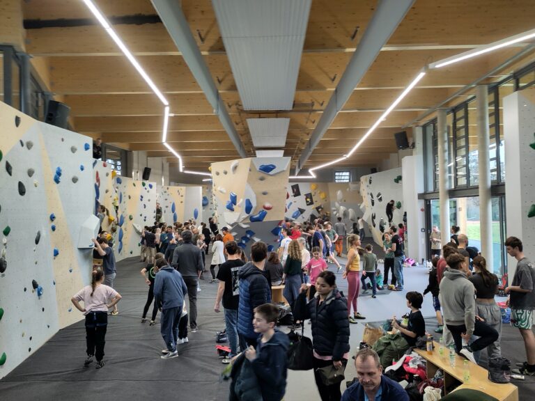 Blick in die Boulderhalle mit vielen Menschen